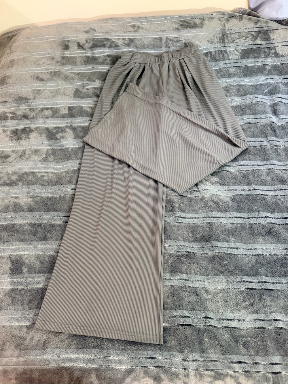 Ekouaer Ribbed Wide Leg Pants in Slate Gray